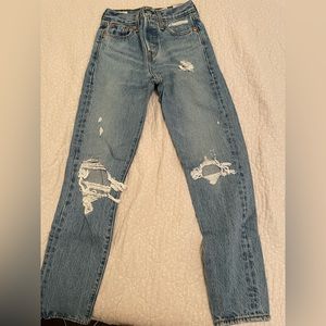 Light to medium wash Levi’s wedgie icon jeans size 23. Worn once!!!